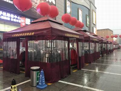 气温渐渐变低，户外促销有点冷，选什么折叠帐篷好