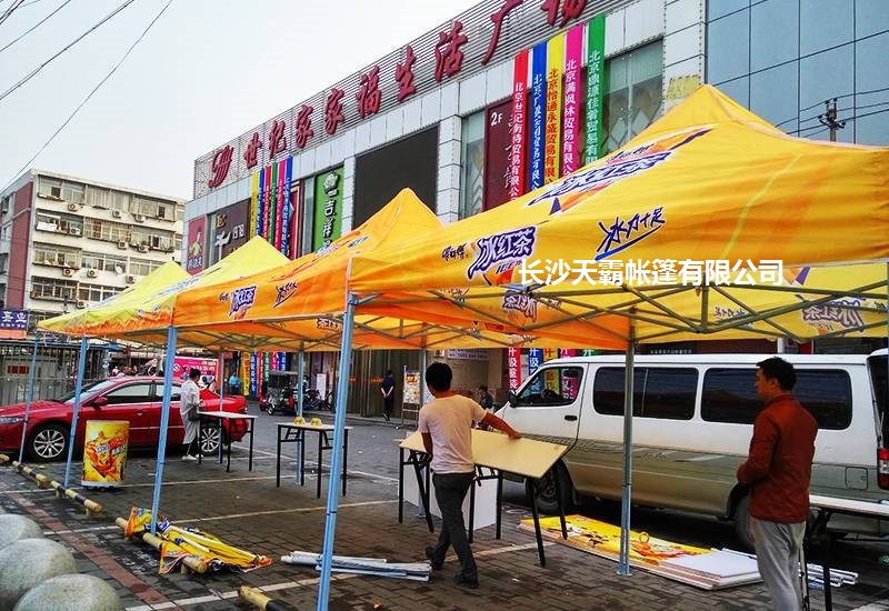闹市促销中，天霸广告帐篷如何成为吸睛器材